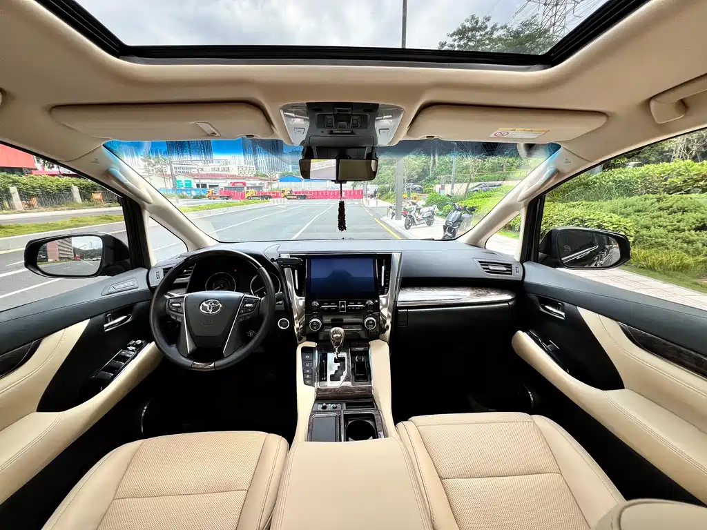 Toyota Alphard — миниатюра 5