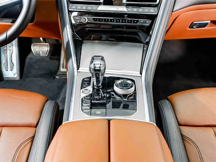BMW 8 Series — миниатюра 12