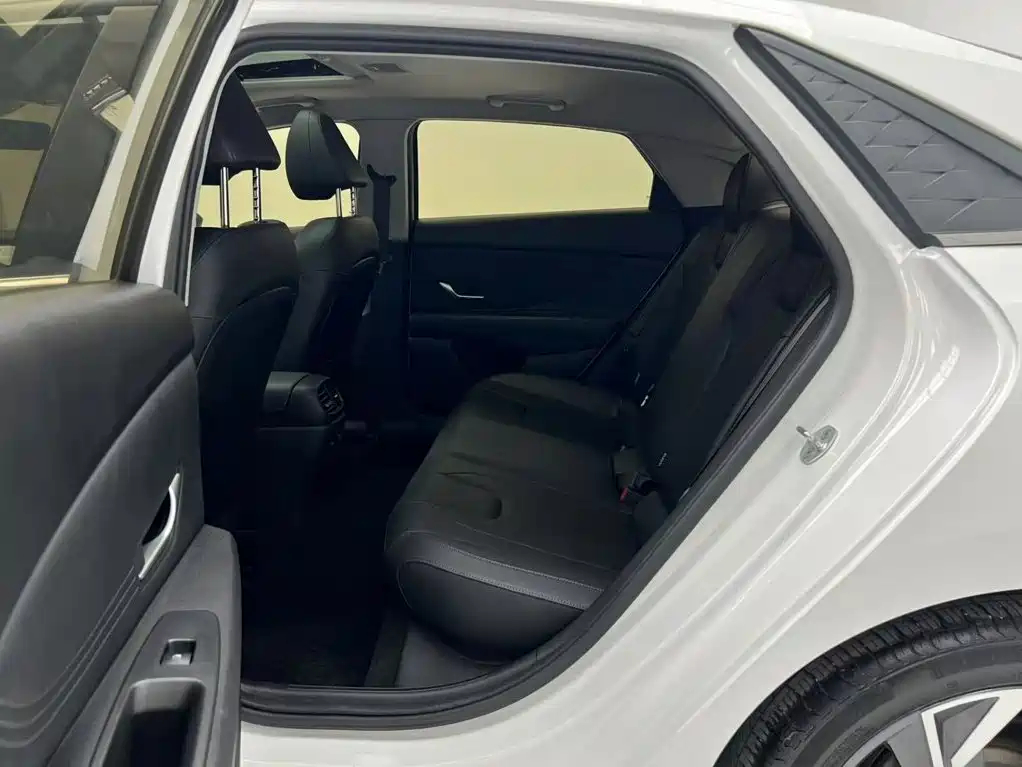 Hyundai Elantra — миниатюра 16