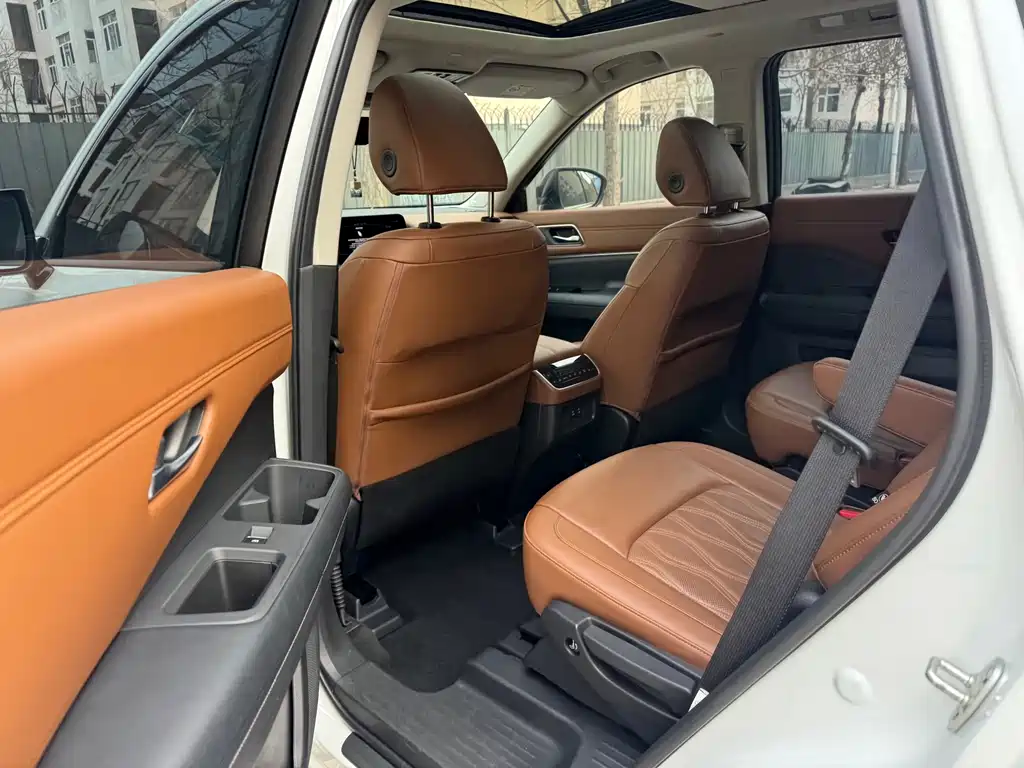 NISSAN EXPLORING THE LAND