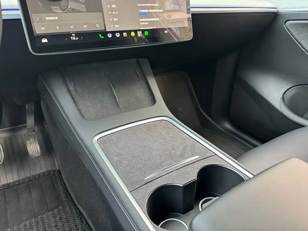 Tesla Model Y — миниатюра 11