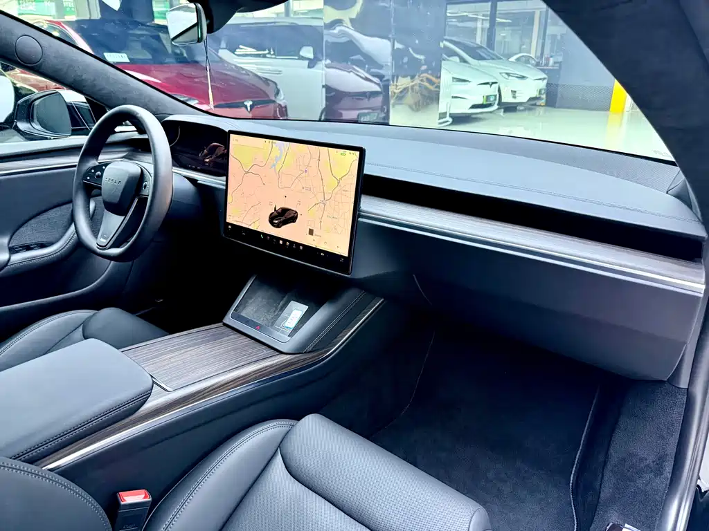 Tesla Model S — миниатюра 11