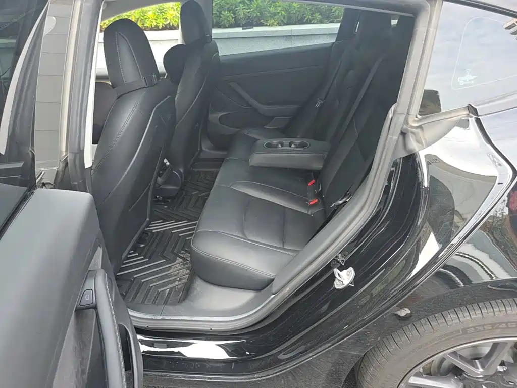 Tesla Model 3 — миниатюра 17