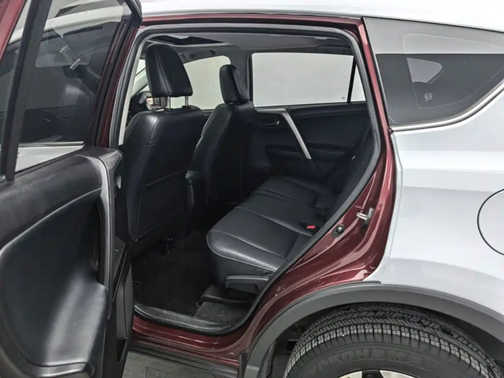Toyota RAV4 — миниатюра 6