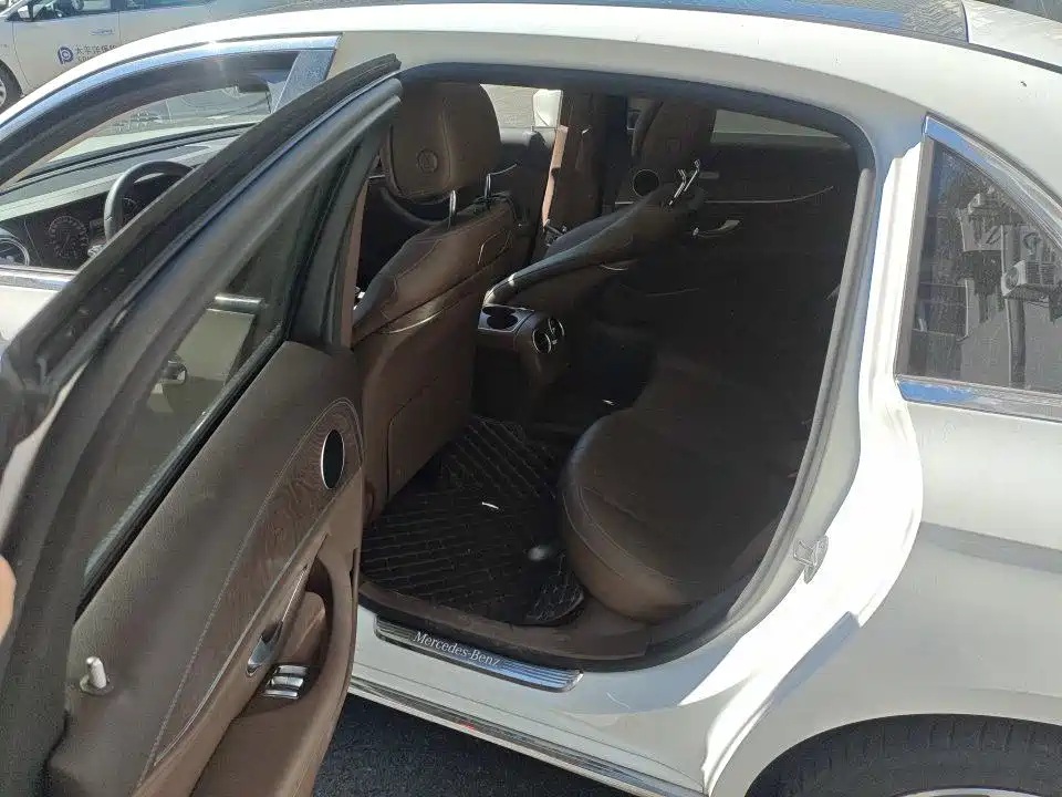 Mercedes-Benz E-Class — миниатюра 8
