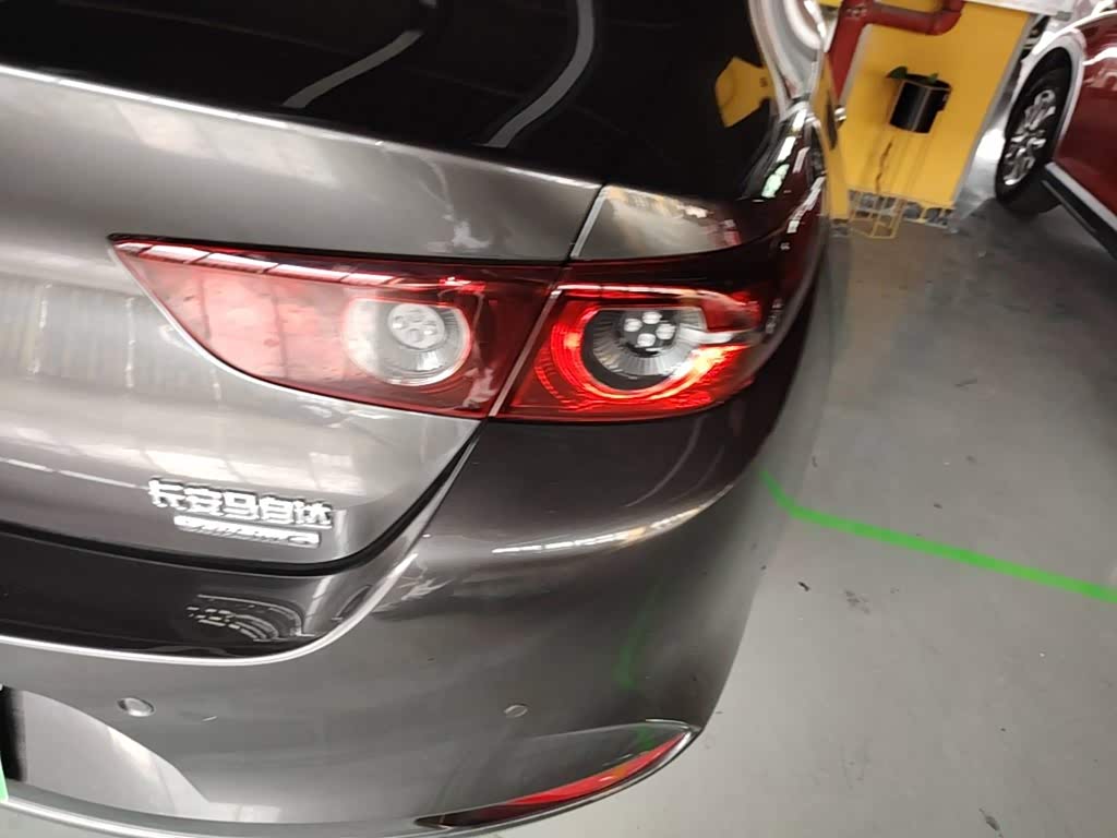 Mazda Mazda3 Axela 1.5 л 2025 г. Серебристо-серый, пробег 29700 км
