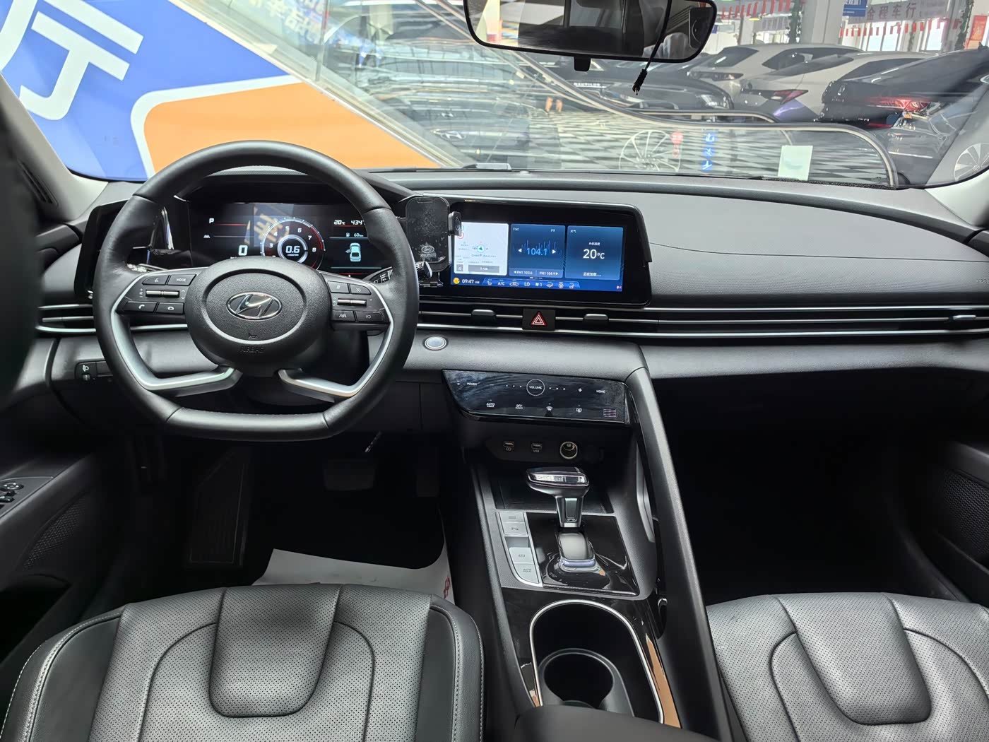 Hyundai Elantra 1.5 л 2022 г. Серебристо-серый, пробег 43000 км
