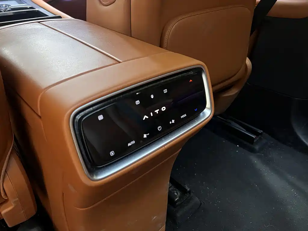 AITO ASK THE WORLD M9