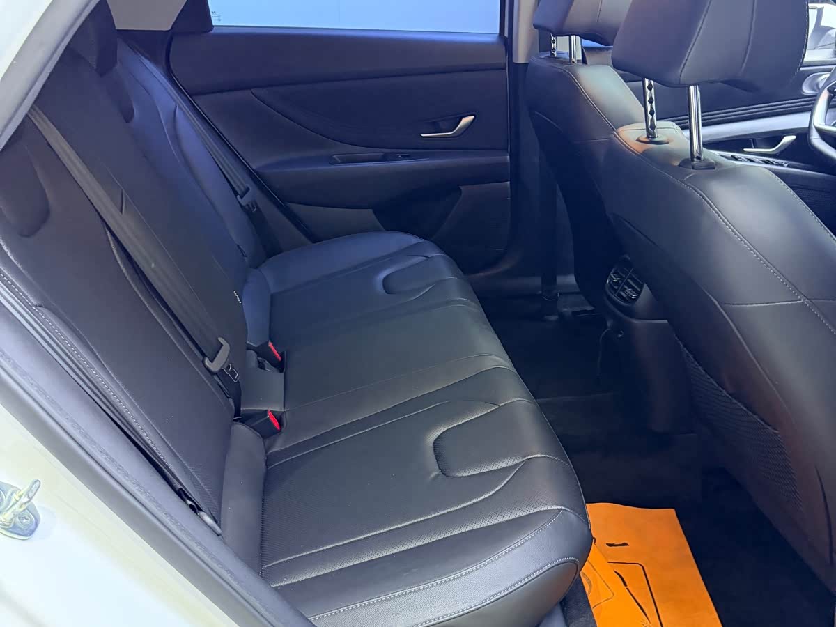 Hyundai Elantra 1.5 л 2023 г. Белый, пробег 21000 км