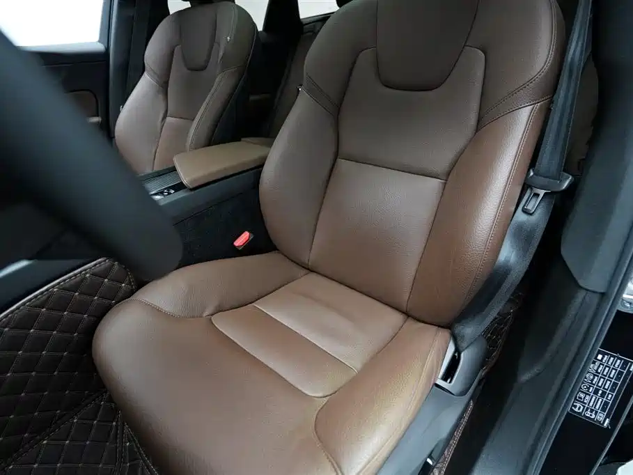 Volvo XC60 2024 B5 Luxury