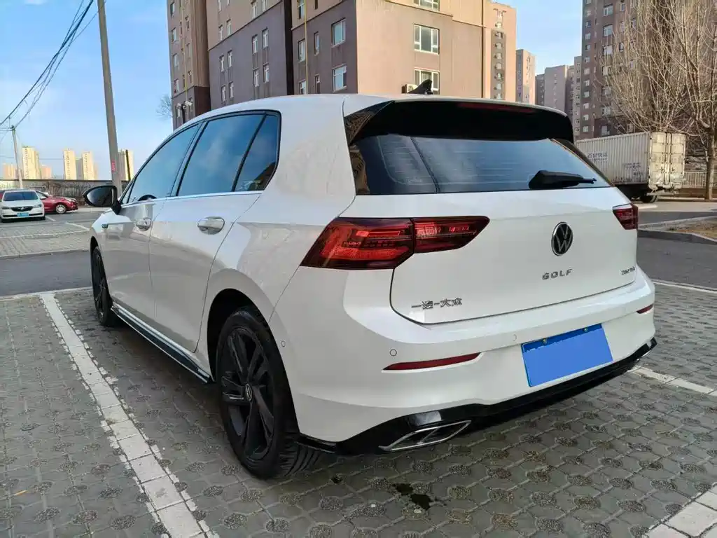 VOLKSWAGEN GOLF