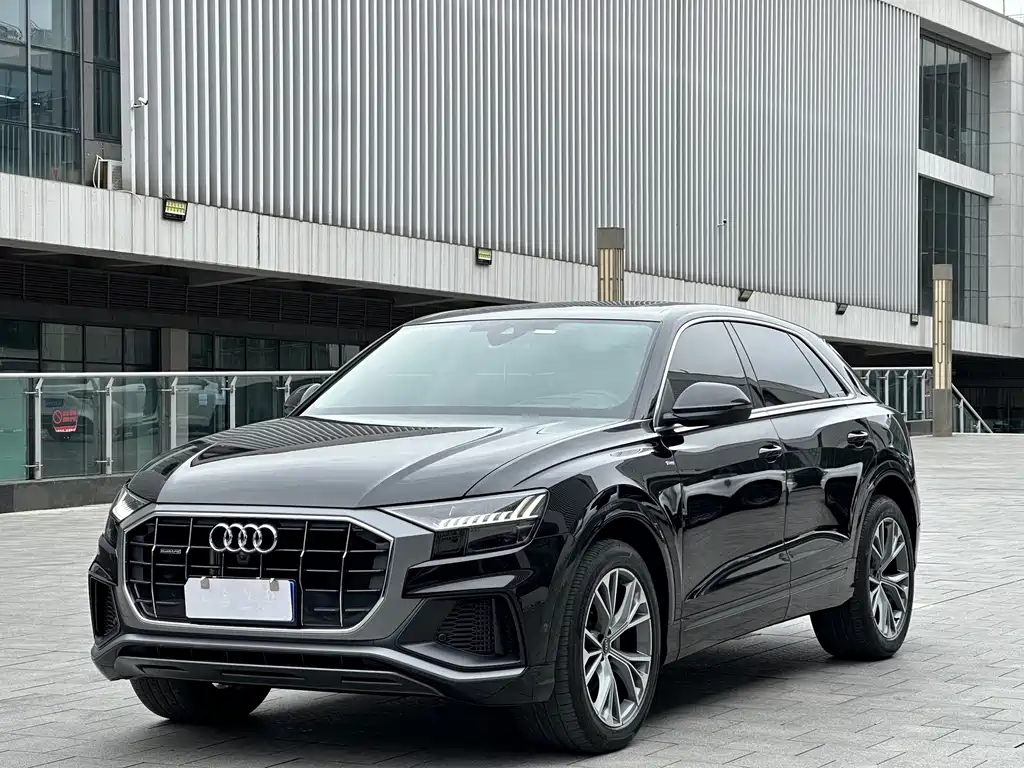AUDI  Q8