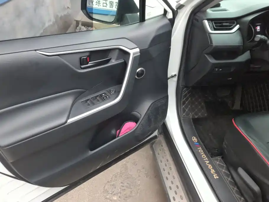 Toyota RAV4 — миниатюра 6