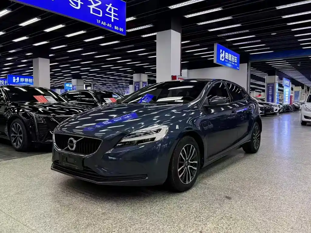 VOLVO V40