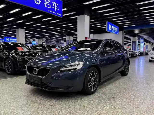 VOLVO V40 2018