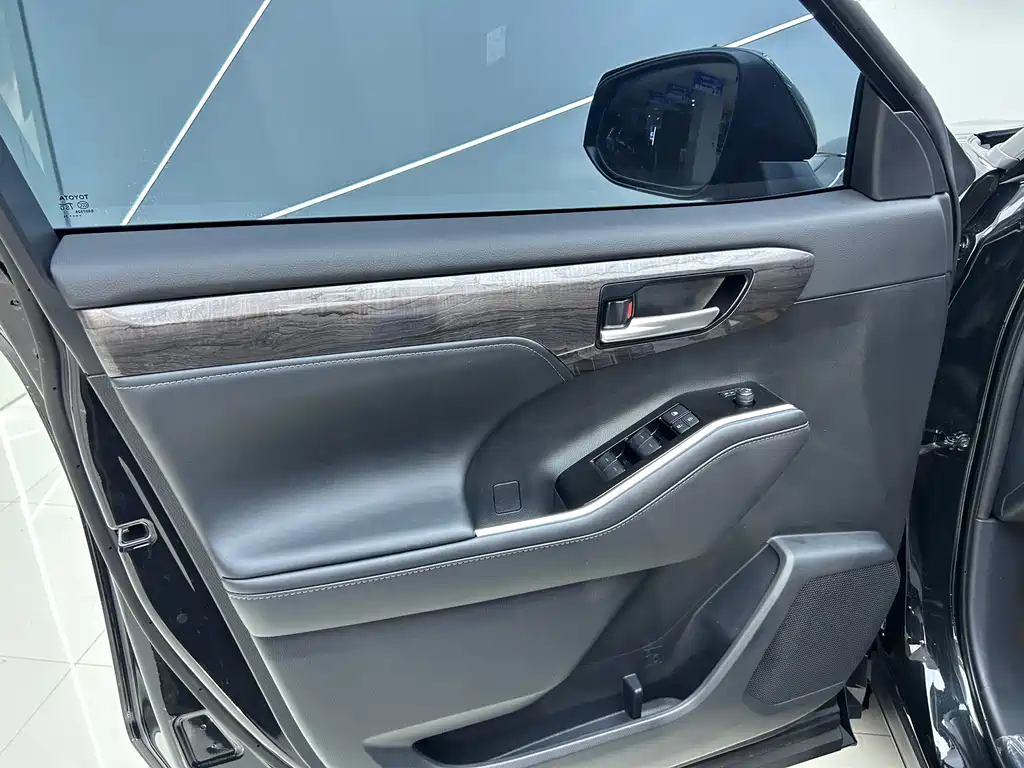 Toyota Crown Kluger — миниатюра 7