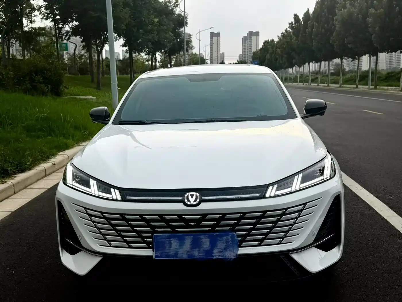 Chang'an Yidong 2025 Белый из Китая