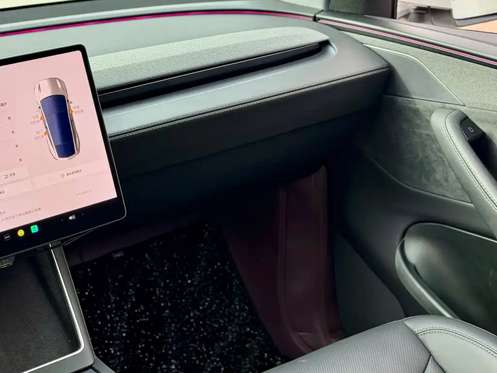 Tesla Model Y — миниатюра 9