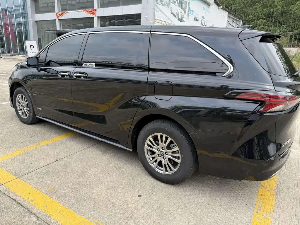 Toyota Sienna 2023 2.5L Luxury