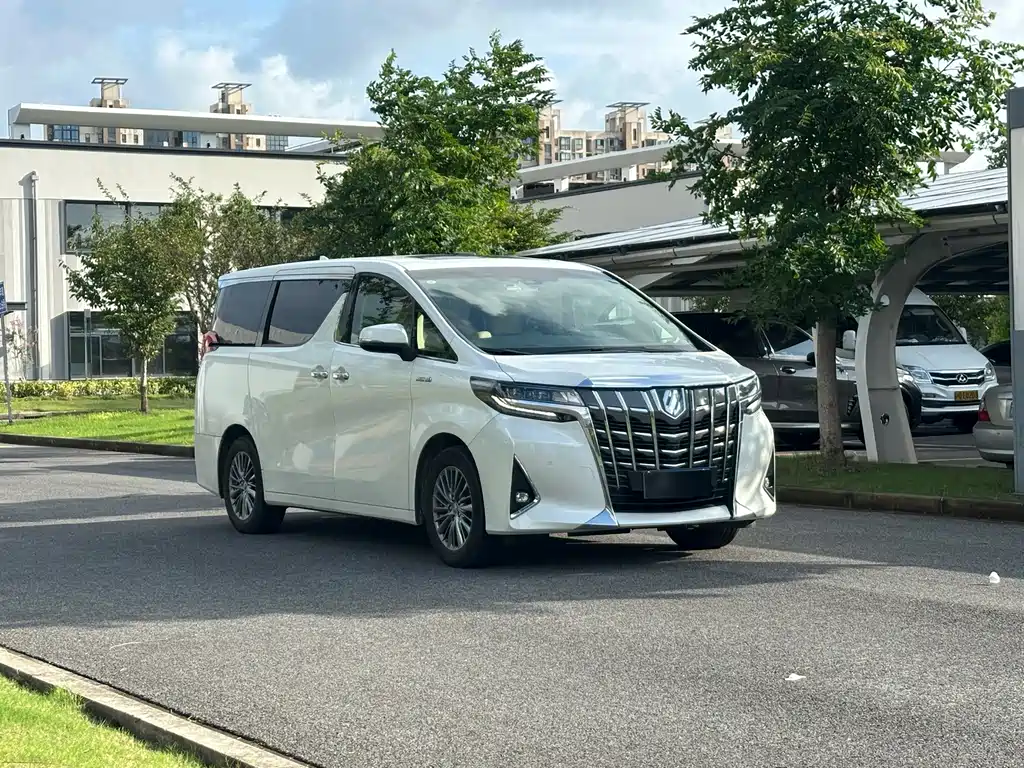 Toyota Alphard — миниатюра 3