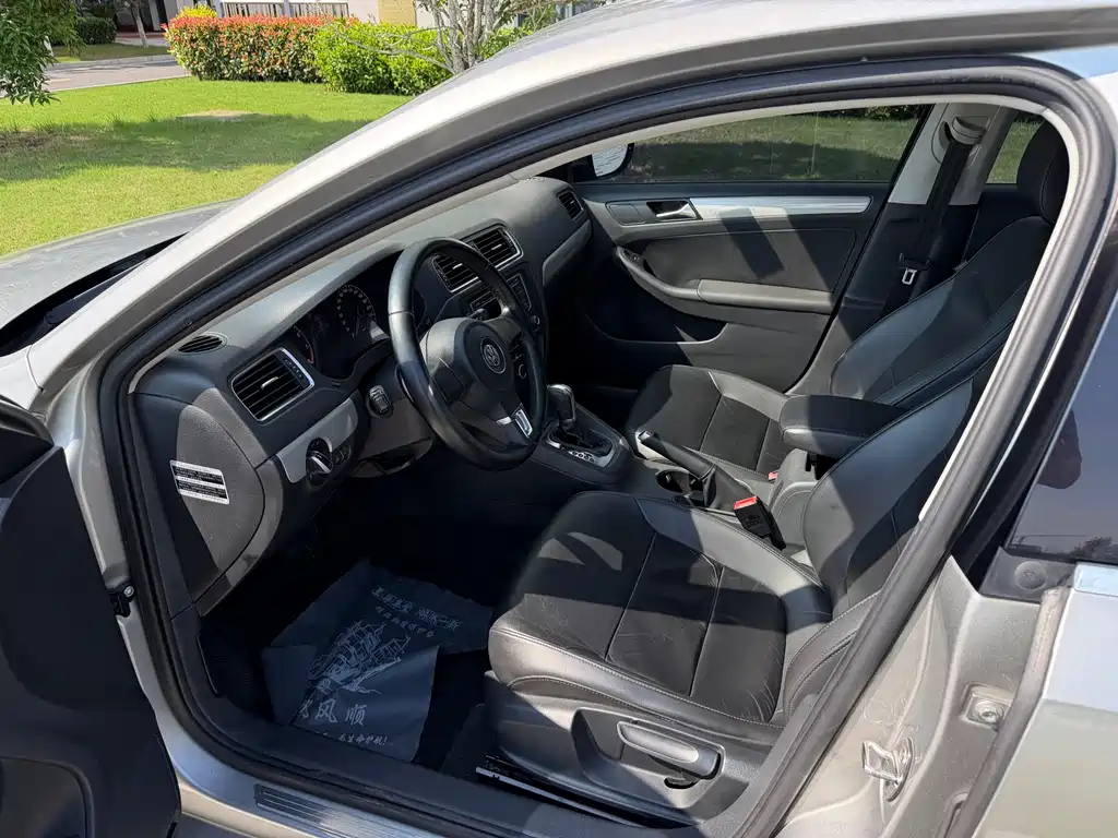 Volkswagen Sagitar 2015 1.6L AT Comfort