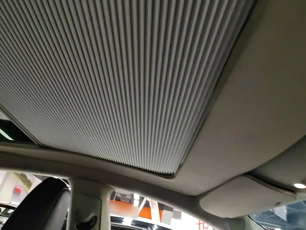 Tesla Model Y — миниатюра 18