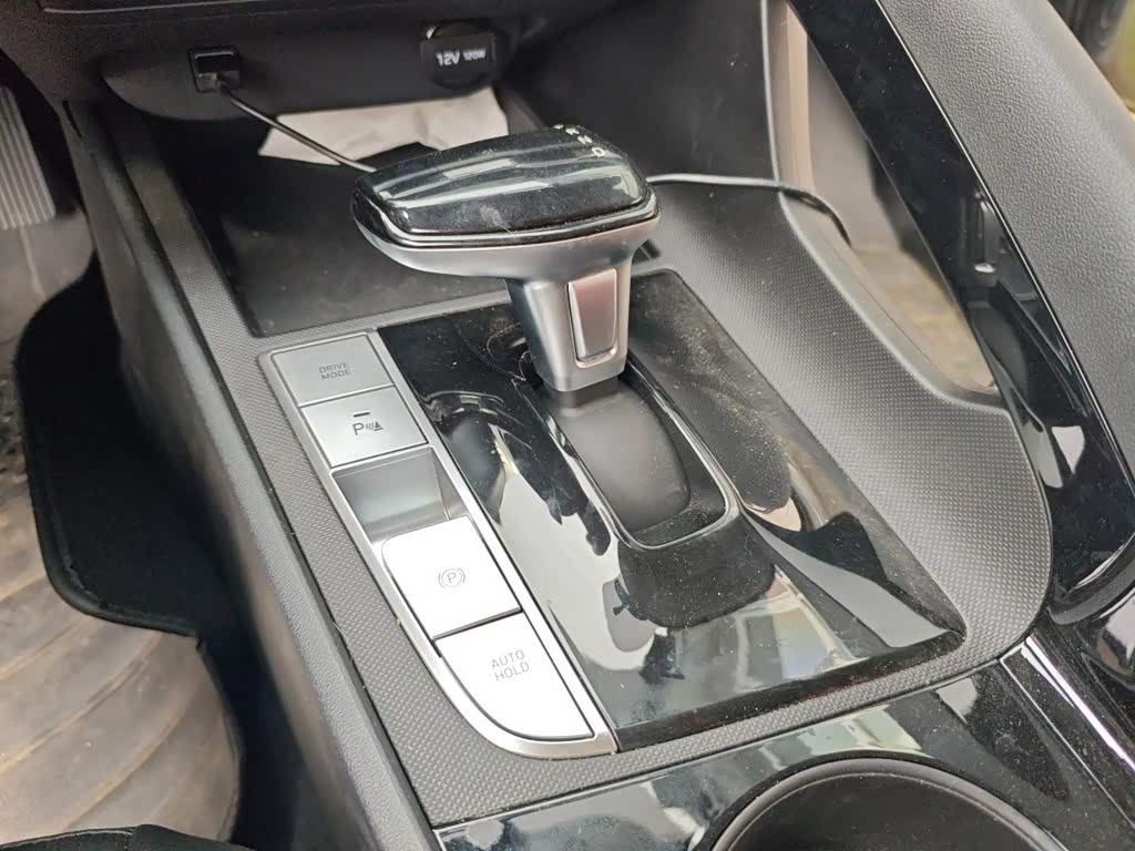 Hyundai Elantra 1.5 л 2024 г. Серебристо-серый, пробег 3000 км