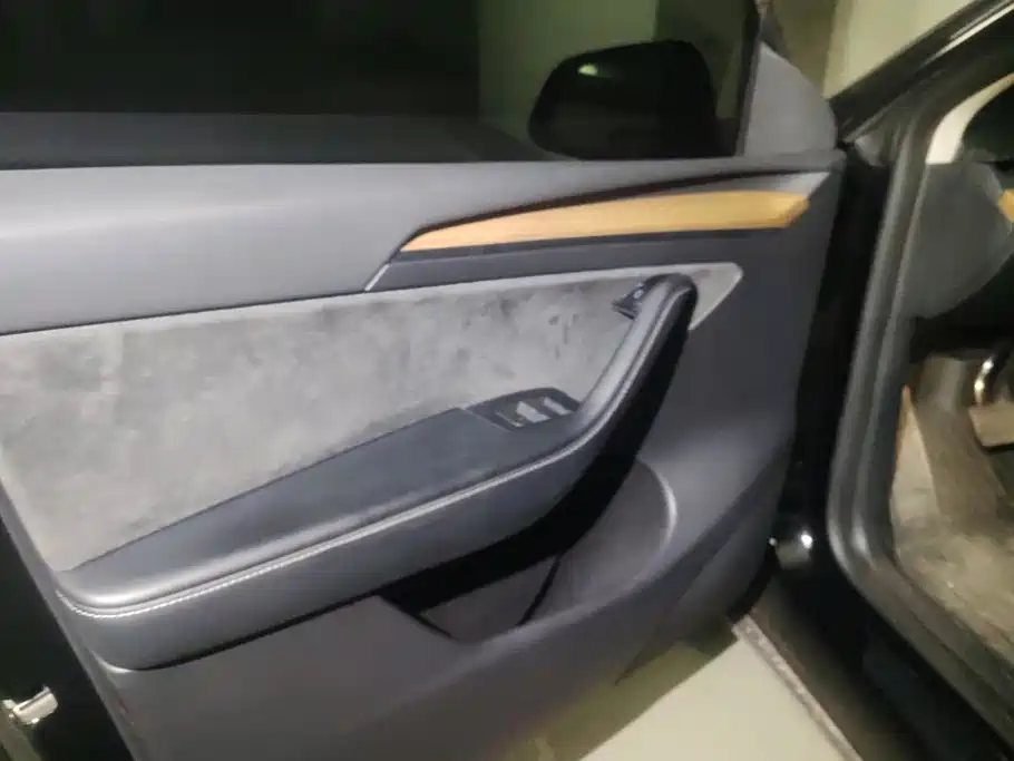 Tesla Model Y — миниатюра 7
