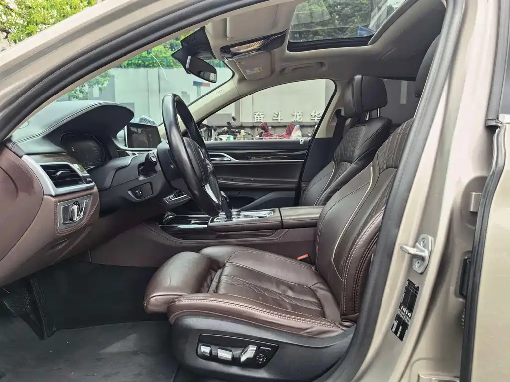 BMW 7 Series — миниатюра 10