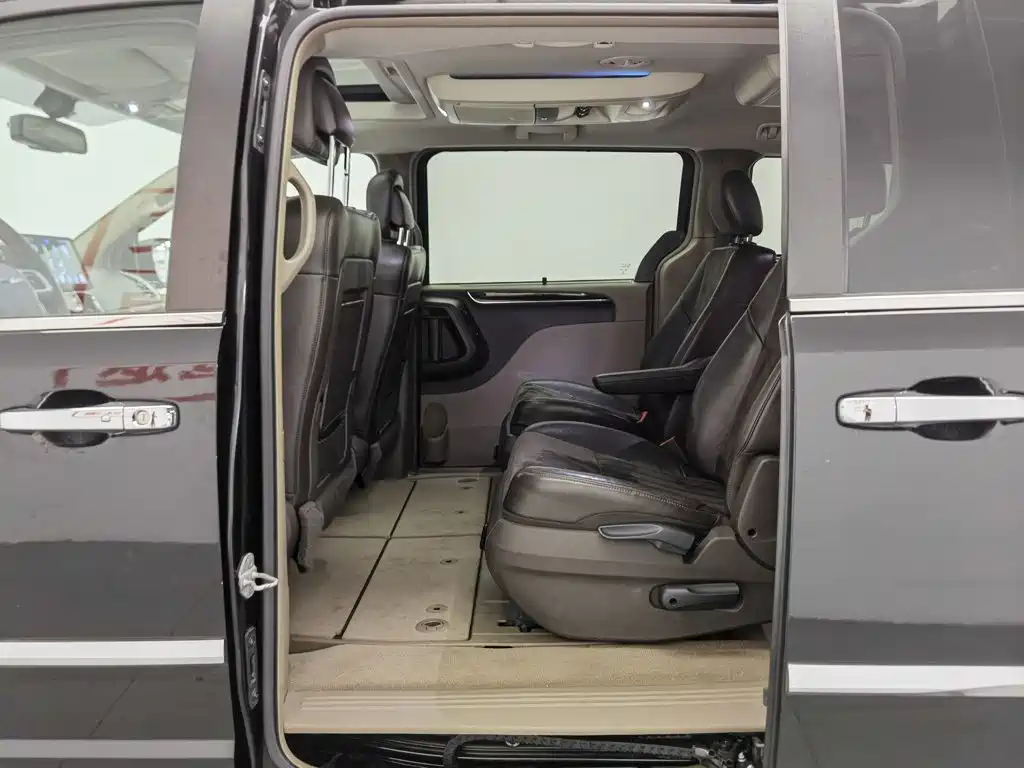 Chrysler Grand Voyager (Import) — миниатюра 15