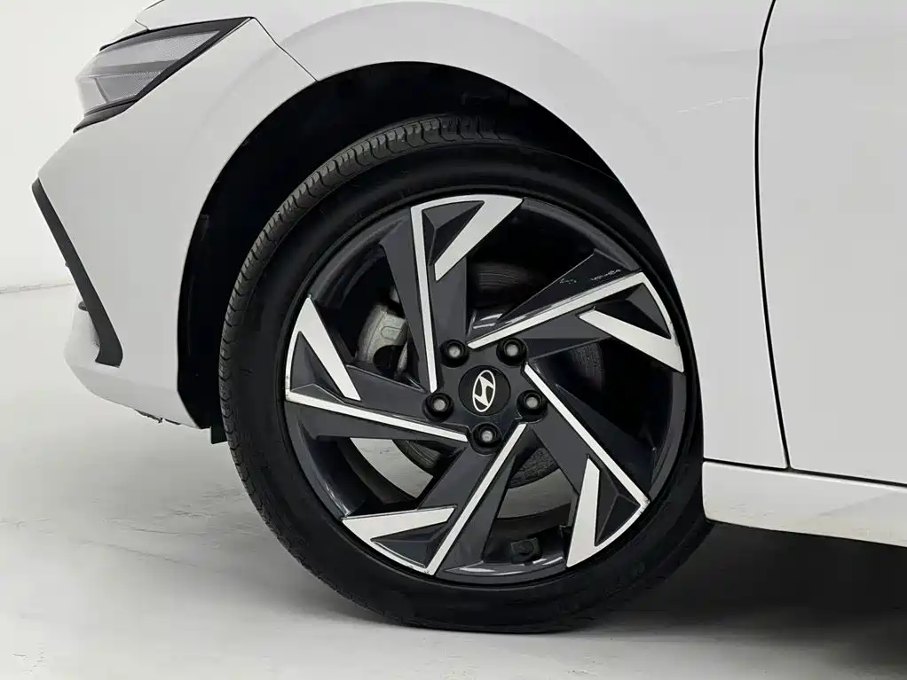 Hyundai Elantra — миниатюра 7