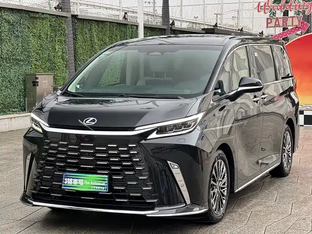 LEXUS LM 2025