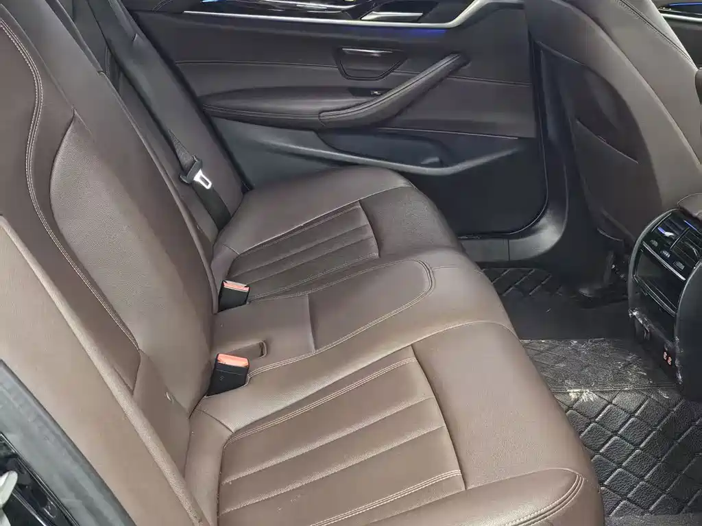 BMW 5 Series — миниатюра 11