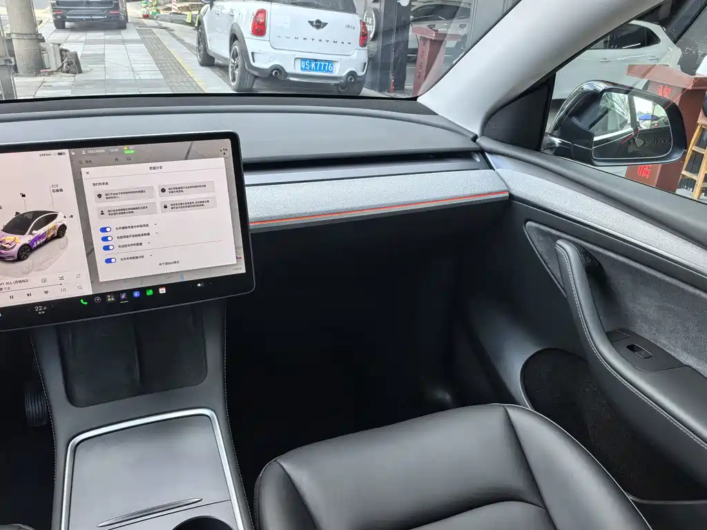 Tesla Model Y — миниатюра 15