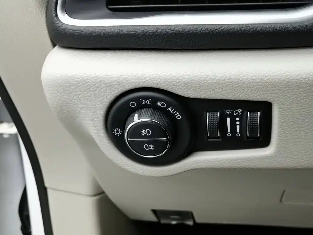 Chrysler Grand Voyager (Import) — миниатюра 21