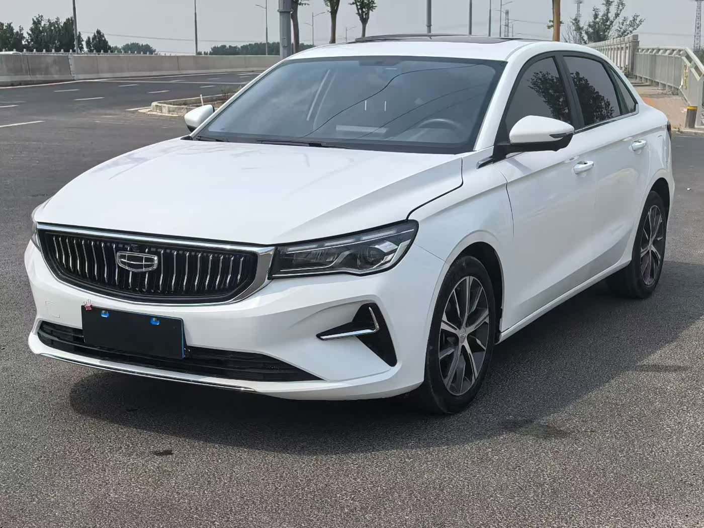 Geely Emgrand 1.5 л 2023 г. Белый, пробег 30000 км