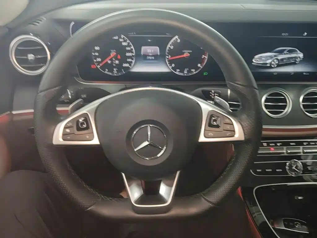 Mercedes-Benz E-Class — миниатюра 11