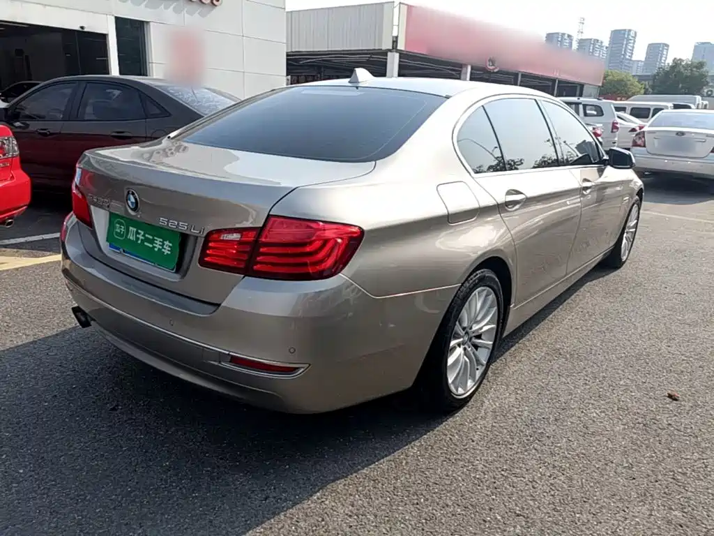 BMW 5 Series — миниатюра 7