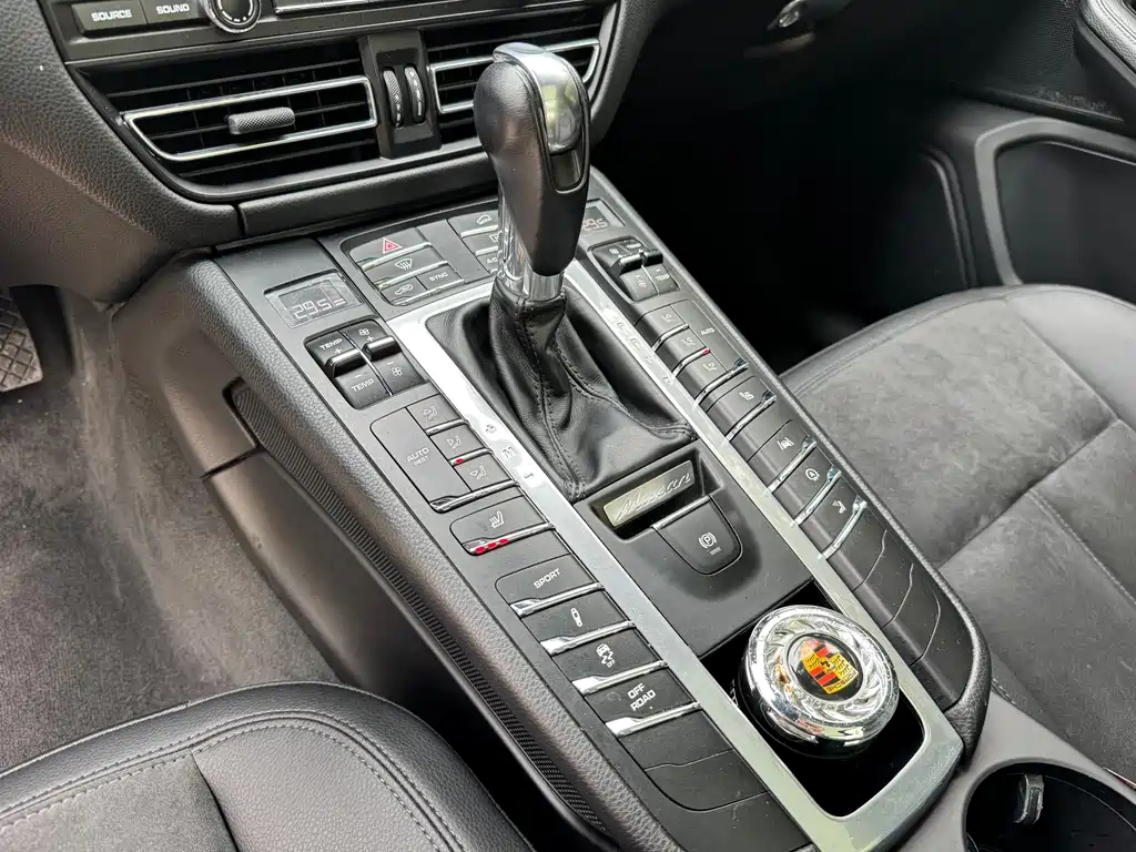 PORSCHE MACAN
