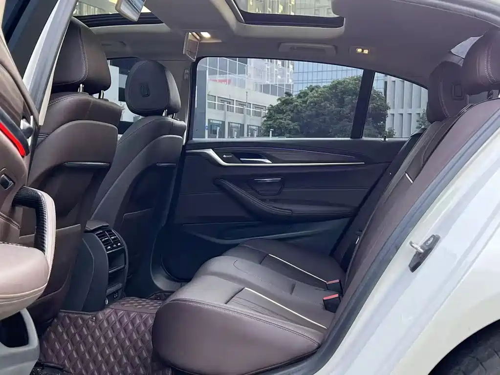 BMW 5 Series — миниатюра 7