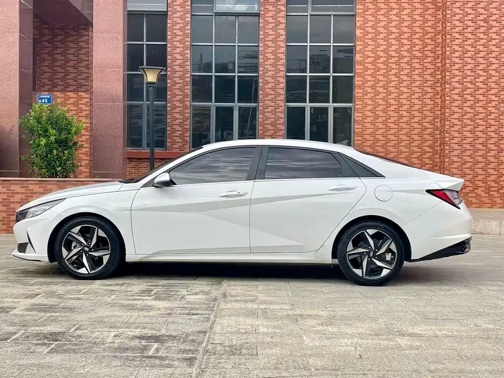 Hyundai Elantra — миниатюра 10
