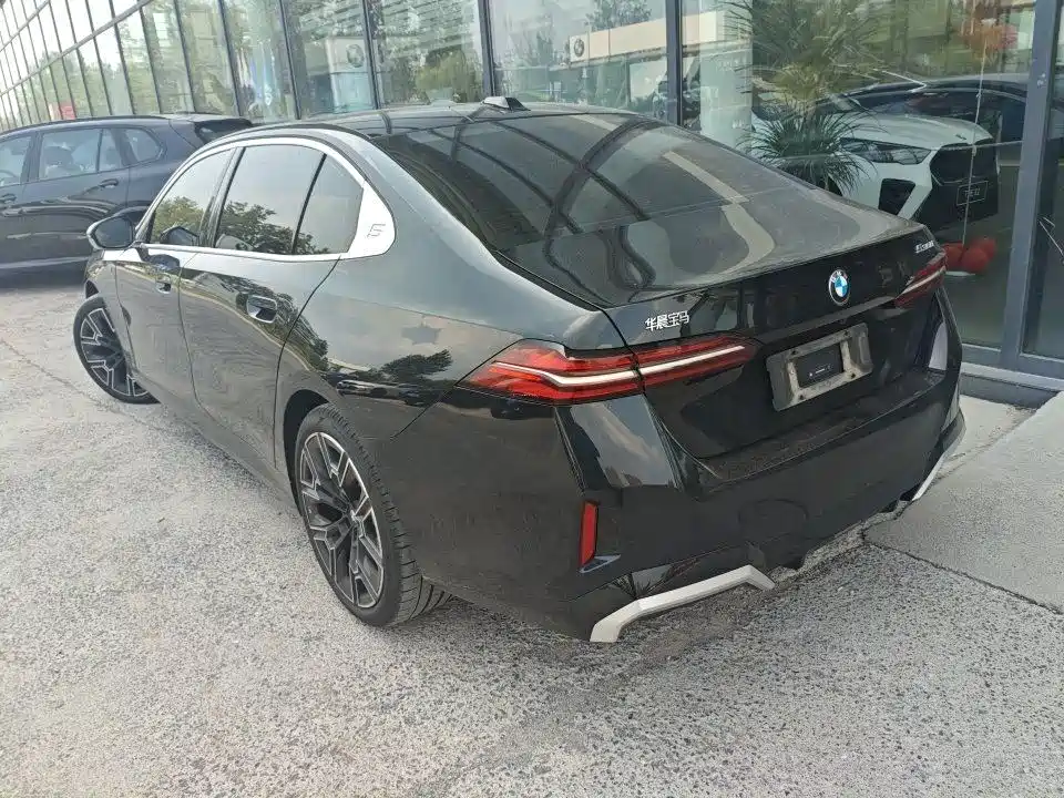 BMW 5 Series — миниатюра 7