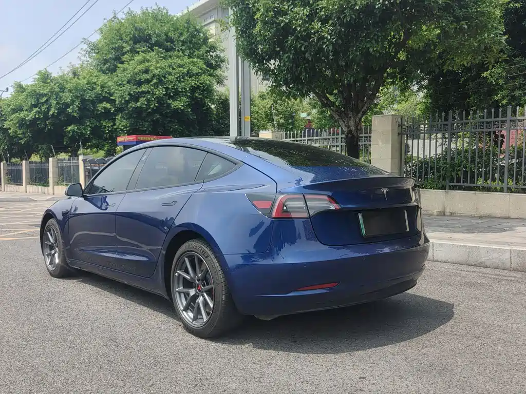 Tesla Model 3 — миниатюра 12