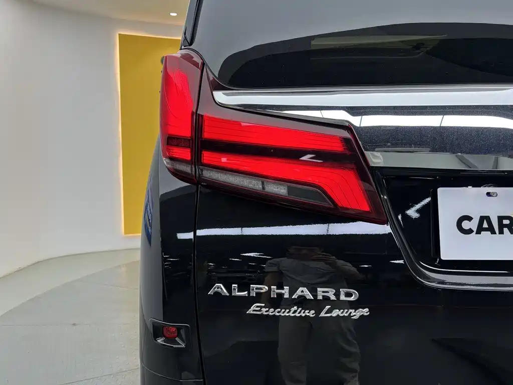 Toyota Alphard — миниатюра 12