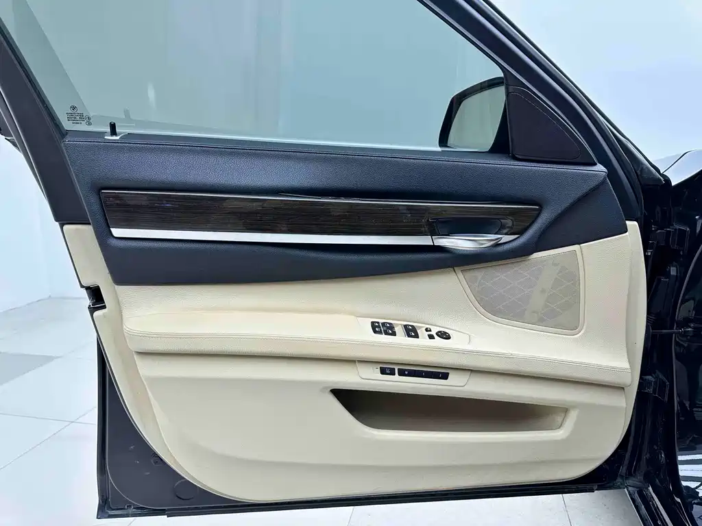 BMW 7 Series — миниатюра 7