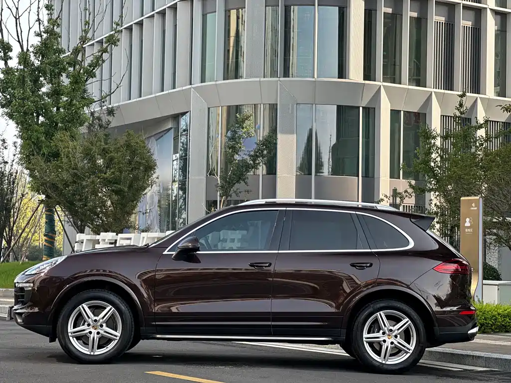 Porsche Cayenne — миниатюра 6