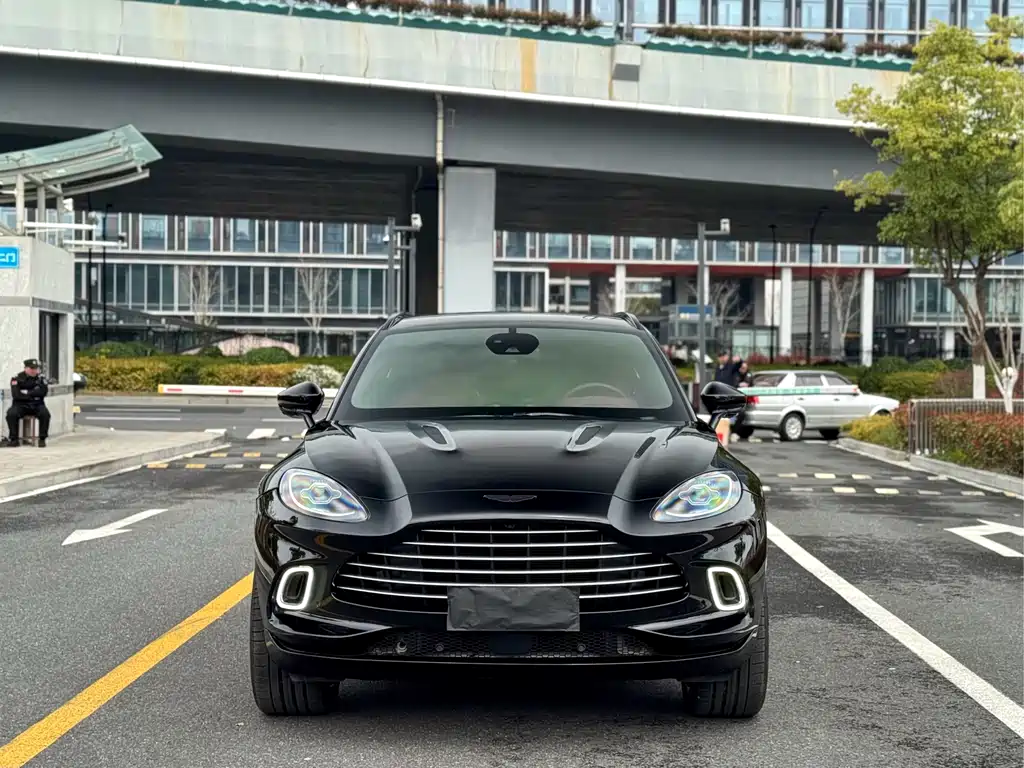 Aston Martin DBX 2021