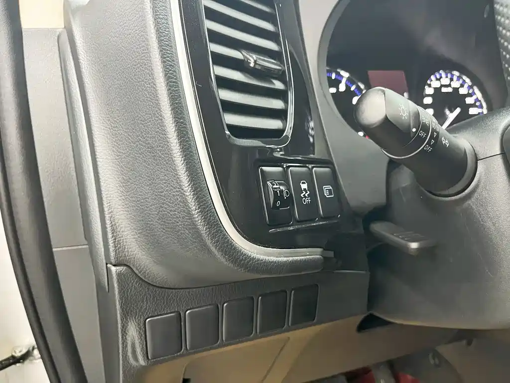 Mitsubishi Outlander — миниатюра 14