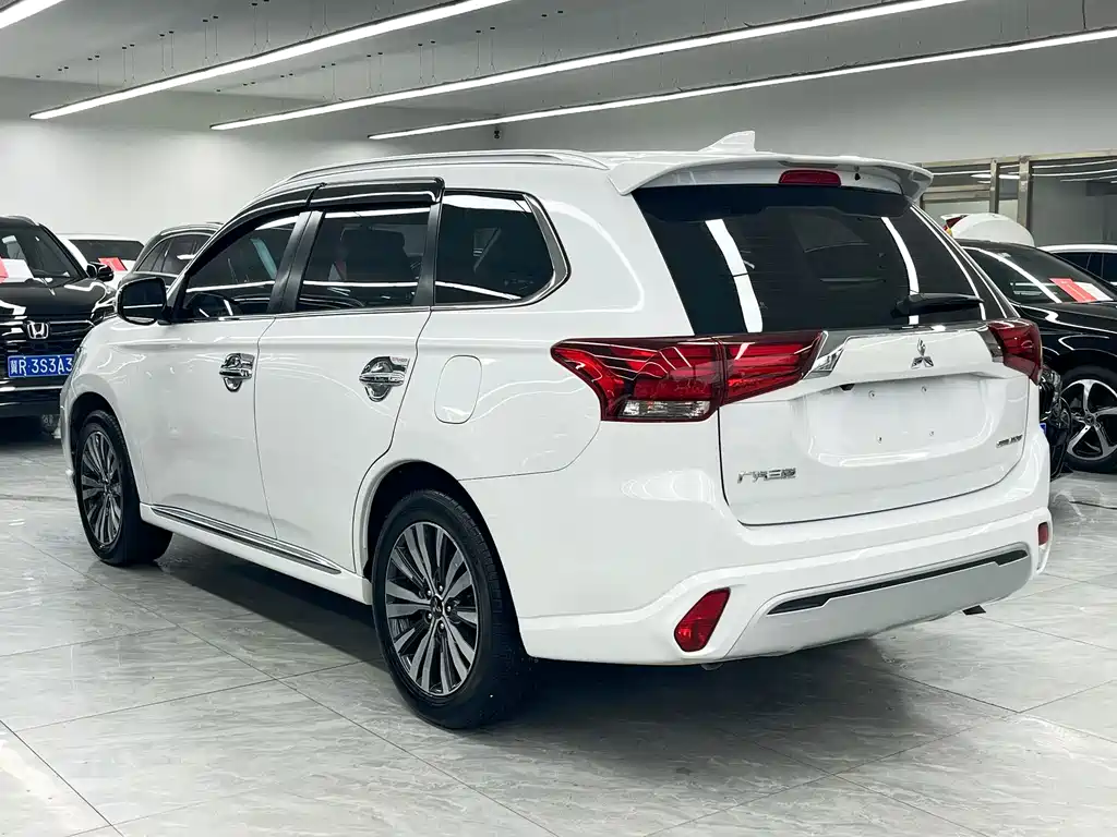 Mitsubishi Outlander — миниатюра 6