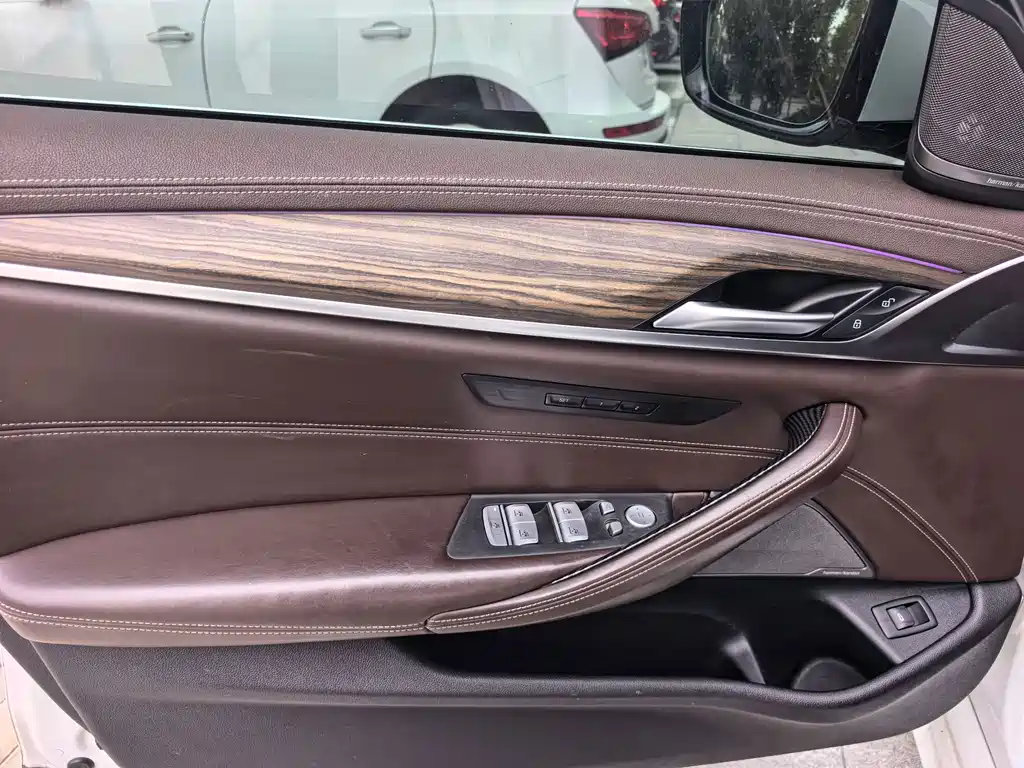 BMW 5 Series — миниатюра 10